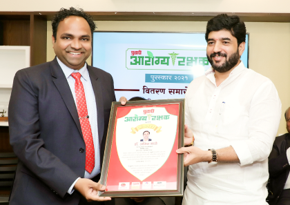 Vanad Clinic was honored with the Arogya Rakshak Award by Shri Murlidhar Mohol, Member of Parliament, at an event organized by Pudhari Newspaper.